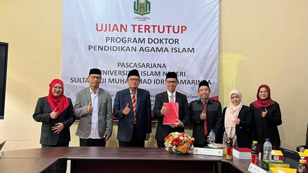 Pascasarjana Universitas Islam Negeri Sultan Aji Muhammad Idris (UINSI) Samarinda kembali melaksanakan ujian tertutup Program Studi Doktor Pendidikan Agama Islam (PAI), Rabu (8/10/2025) bertempat di Gedung D Kampus 1 Pascasarjana.